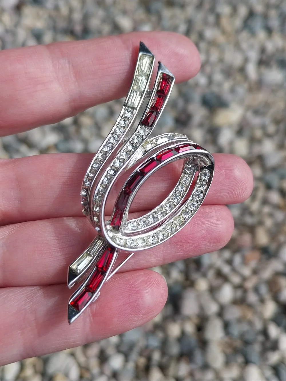 Boucher Vintage Brooch with Red and Clear Crystals - Picture 13 of 14